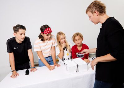 Monika Heis bei der Bewusstseinsbildung mit Kindern im Sensorik Labor
