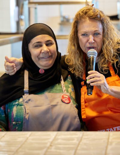 Suppe mit Sinn 2023, Auftaktveranstaltung: Haya Molcho mit Finalistin Aisha Hamo