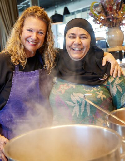 Suppe mit Sinn 2023, Auftaktveranstaltung: Haya Molcho mit Gewinnerin Aisha Hamo