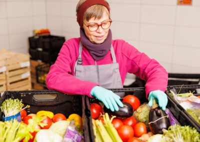 Ehrenamtliche beim Sortieren von Lebensmitteln