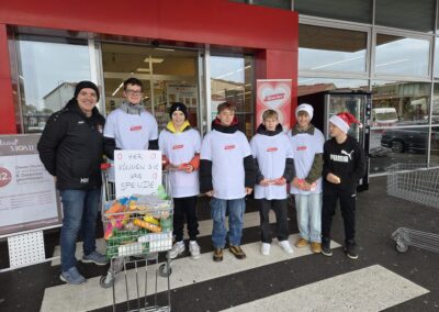 Schüler:innen vor einem Supermarkt