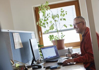 Rudi bei Büro-Tätigkeit